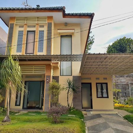 Villa 3 Bedroom Edelweis No. 7 Near Museum Angkut Batu  Exteriör bild